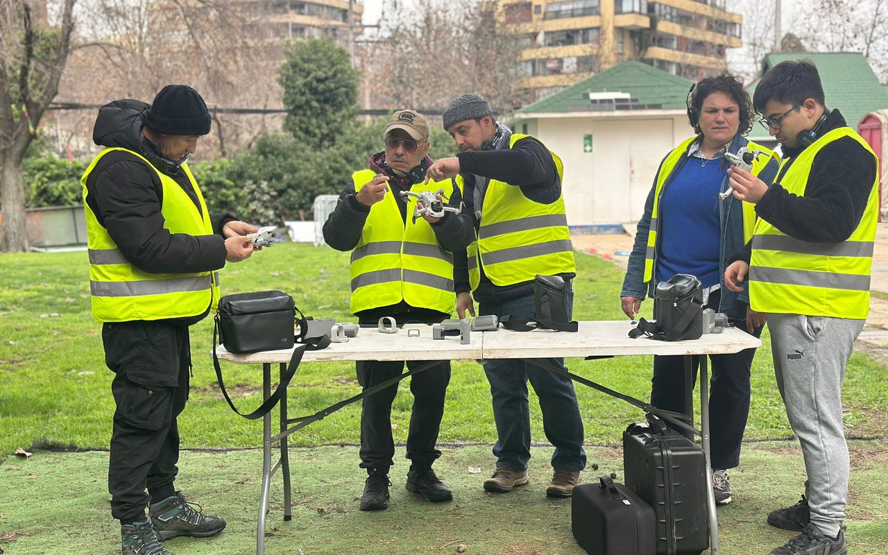 Alumnos armando el dron sobre la mesa de trabajo antes de la práctica