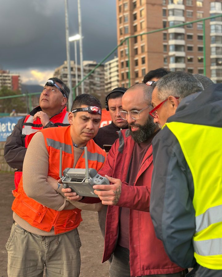 El instructor explica el mando a un grupo de alumnos al atardecer