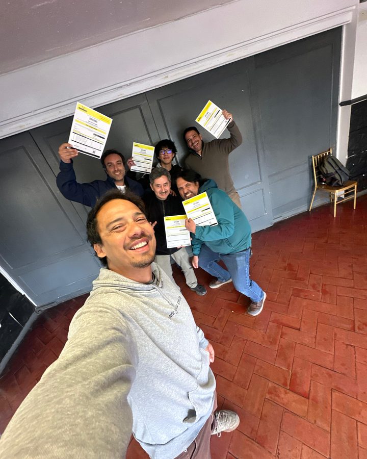 Generación celebrando con su diploma al terminar el curso
