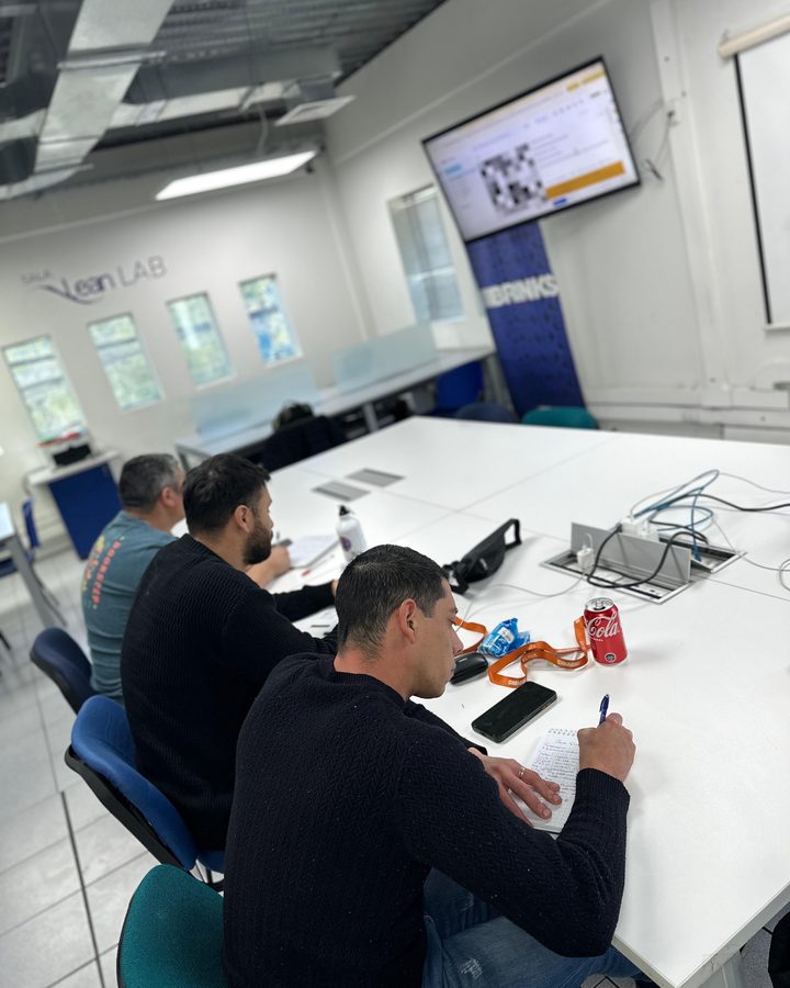 Clase de drones dictada en la sala de una empresa cliente