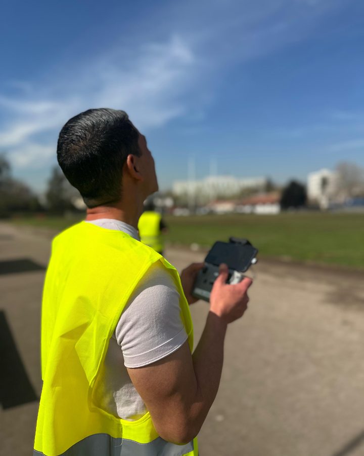 Alumno siguiendo el dron con la vista durante la práctica de vuelo