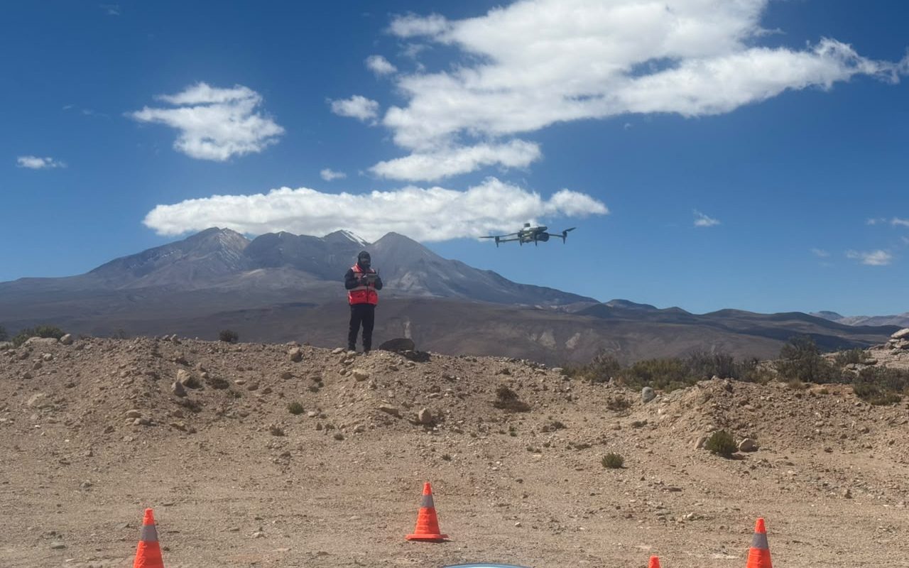 Operación RPAS en el altiplano: piloto volando sobre zona de despegue señalizada con conos