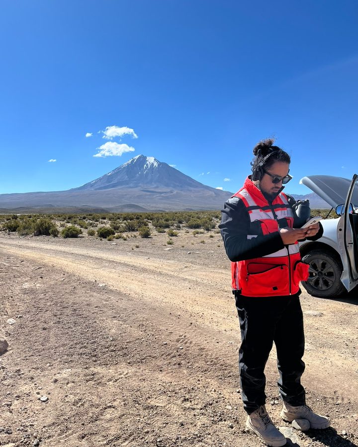 Piloto revisando la planificación del vuelo antes de despegar en terreno