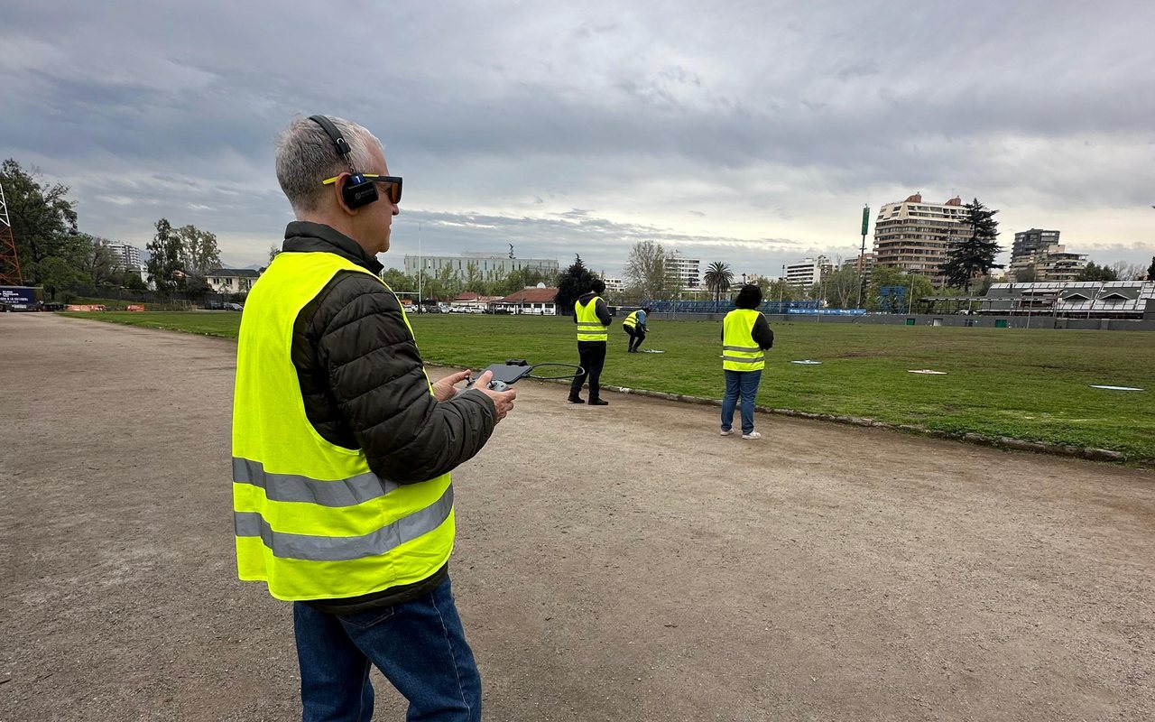 Alumnos de AÉREO practicando vuelo en la cancha, con el instructor acompañando