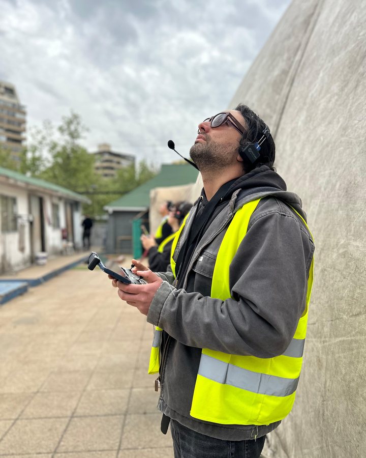 Alumno de AÉREO operando el dron junto al domo, con lentes y headset