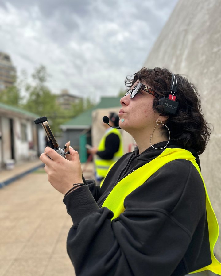 Alumna de AÉREO con headset siguiendo el dron durante la práctica