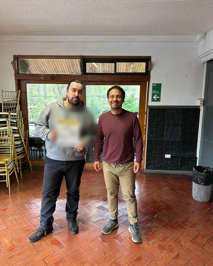 Alumno recibiendo su diploma del curso de piloto de drones de manos del instructor