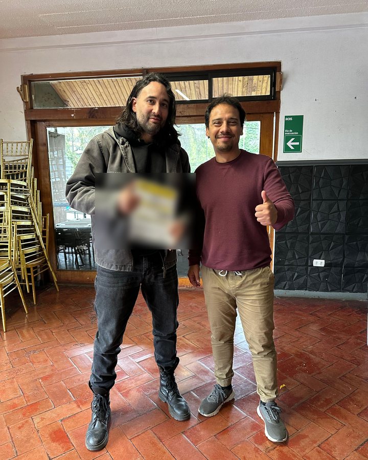Alumno de AÉREO celebrando con su diploma junto al instructor