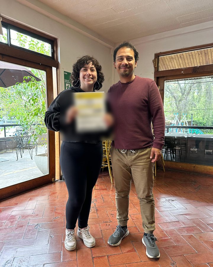 Alumna de AÉREO con su diploma del curso de piloto de drones