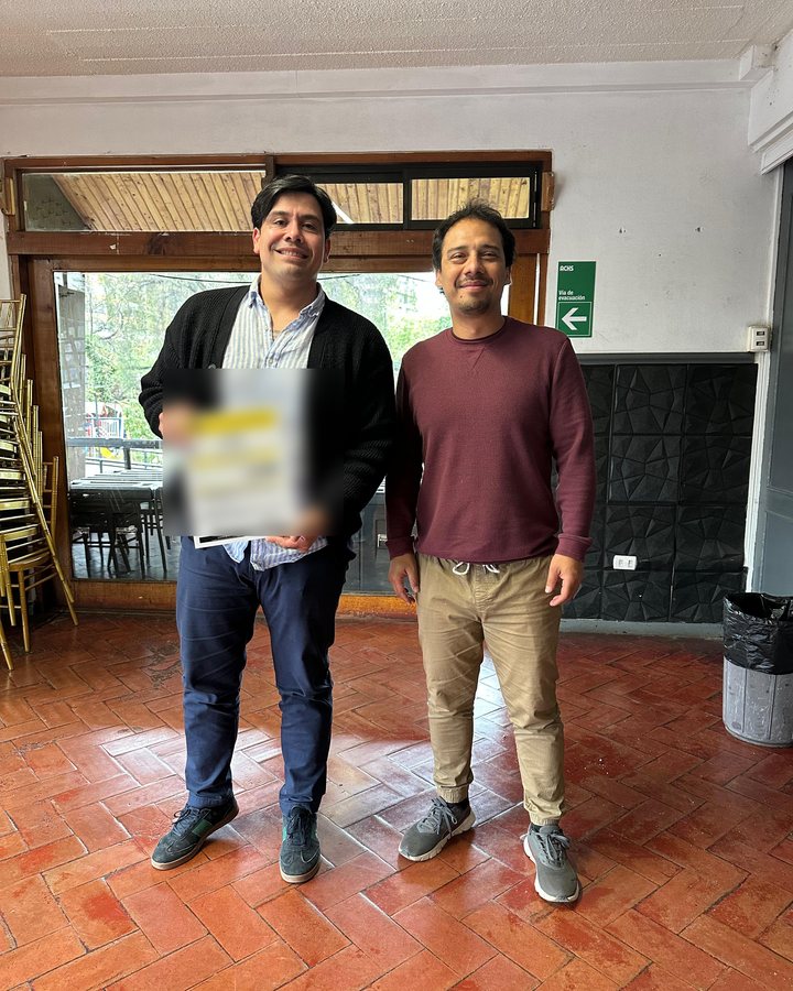 Alumno de AÉREO recibiendo su diploma al terminar el curso