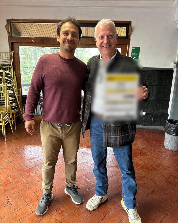 Alumno de AÉREO con su diploma del curso de piloto de drones