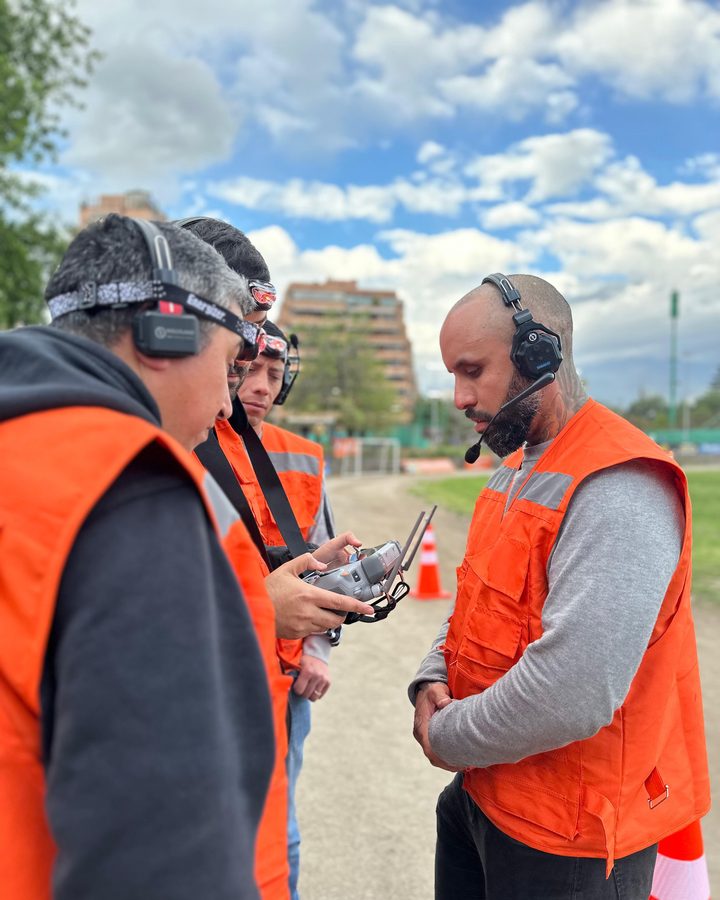 Instructor de AÉREO dando el briefing de los Niveles 2 y 3, con intercomunicador y linterna frontal