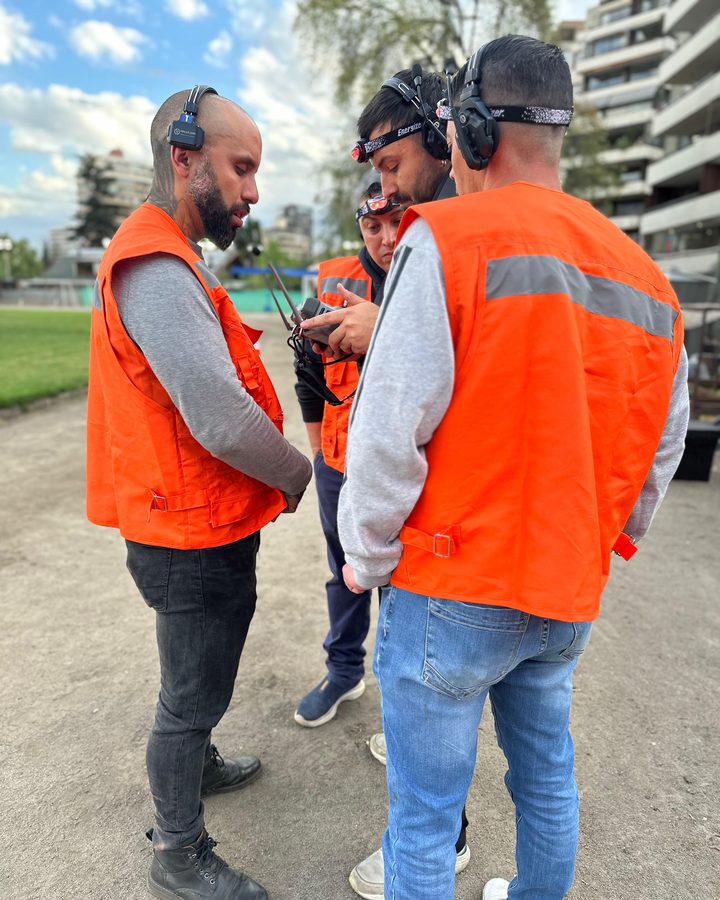 Alumnos de los Niveles 2 y 3 alrededor del mando durante el briefing