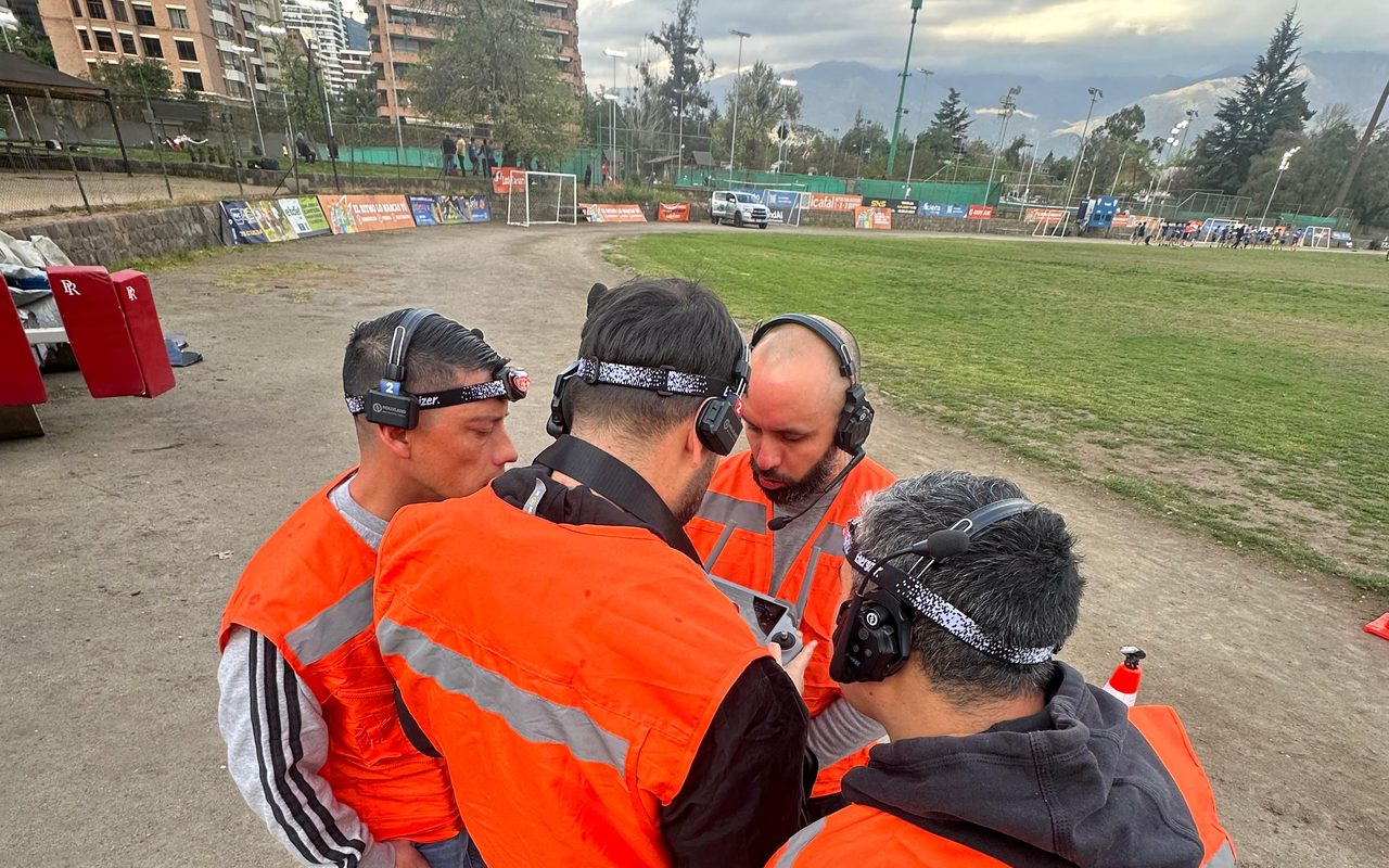 Grupo del curso de Niveles 2 y 3 reunido en torno al mando antes de volar