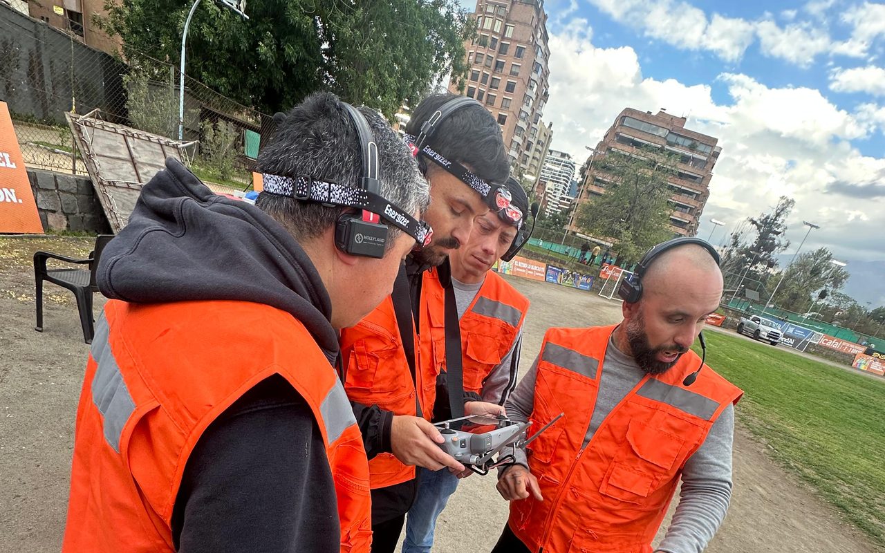 El instructor explica el ejercicio junto a los conos, en el curso de Niveles 2 y 3