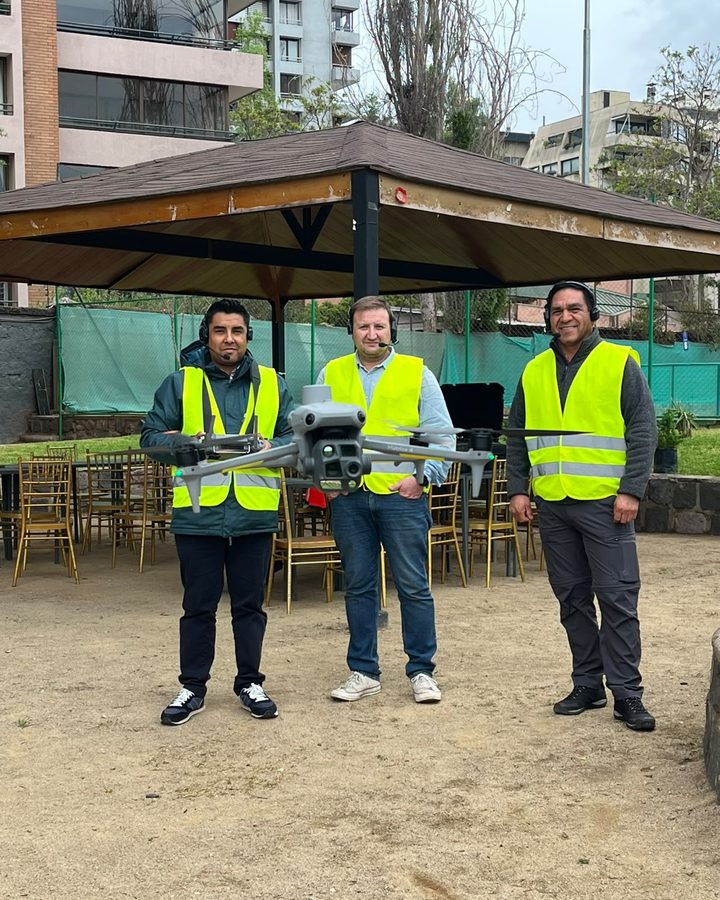 Tres alumnos del Nivel 2 sosteniendo el Matrice al terminar la jornada