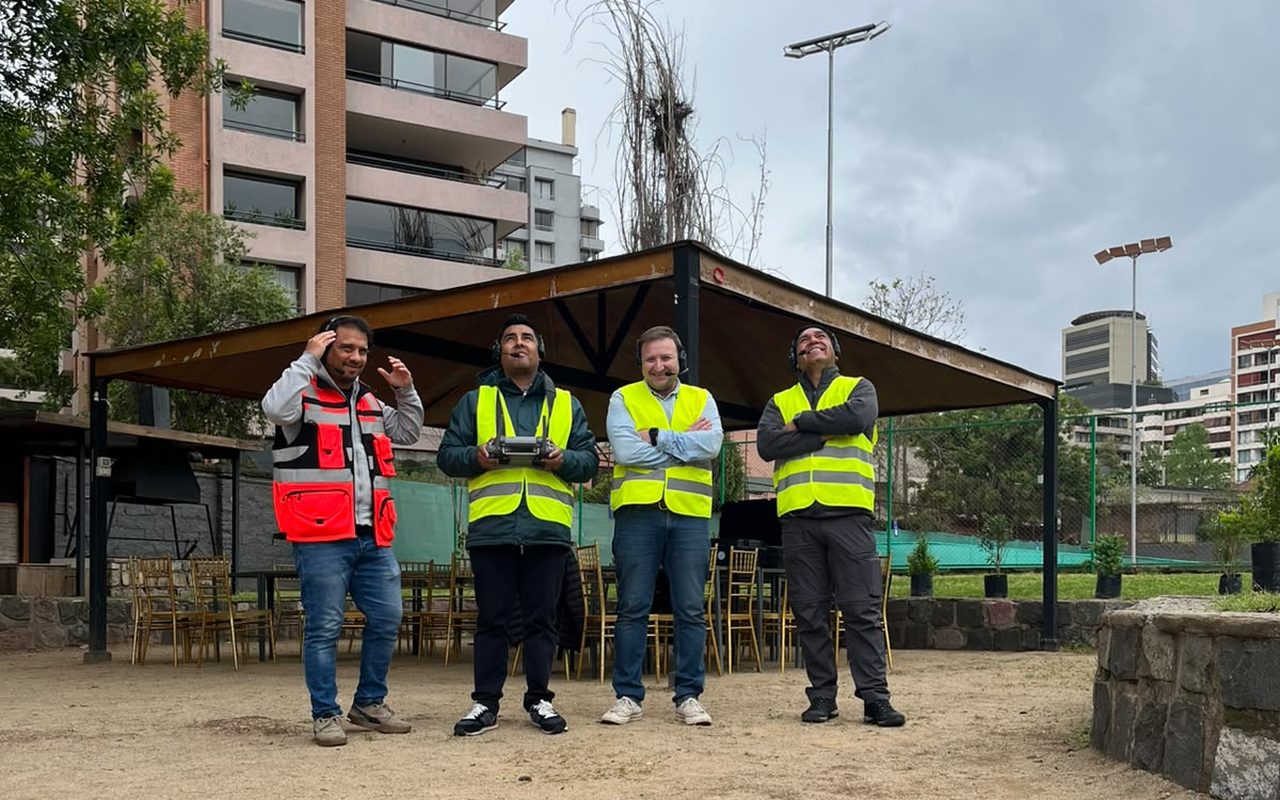 Grupo del Nivel 2 en la zona de operación delimitada con conos