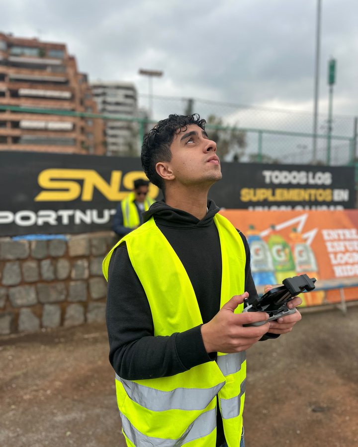 Alumno manteniendo el contacto visual con el dron, requisito del vuelo VLOS
