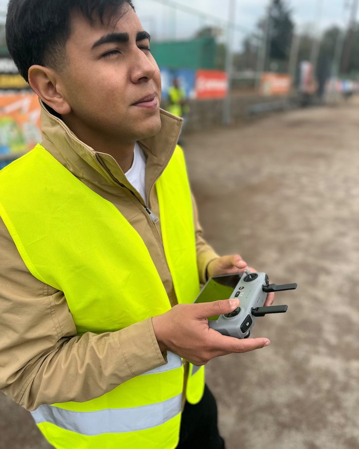 Alumno de AÉREO operando un control DJI RC durante la práctica de vuelo