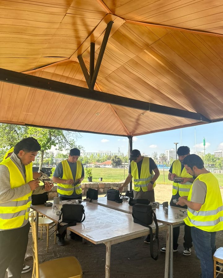 Revisión de equipos antes del vuelo: cada alumno prepara su propio dron