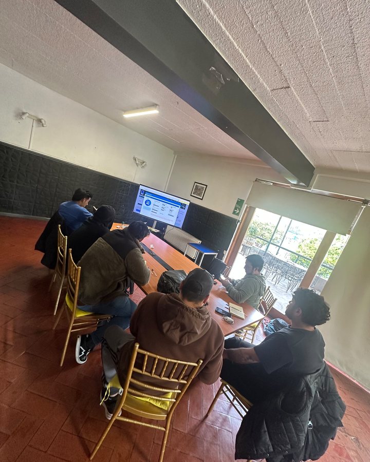 Grupo reducido siguiendo en pantalla el formulario de la DGAC
