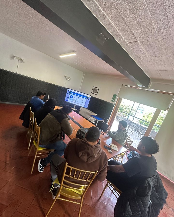 Sala de clases de AÉREO con un grupo reducido de alumnos