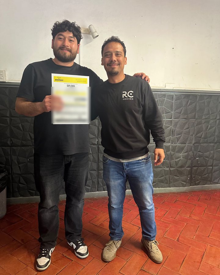 Egresado de AÉREO recibe su diploma del Curso Piloto de Drone junto al instructor