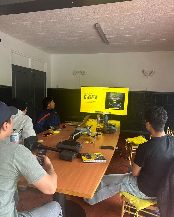 Clase sobre el Módulo 6 de la plataforma AÉREO, con el dron sobre la mesa