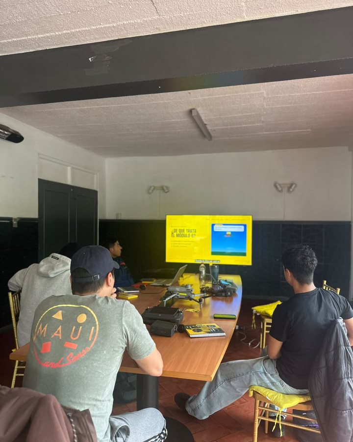 Alumnos repasando el Módulo 6 en la plataforma durante la clase presencial