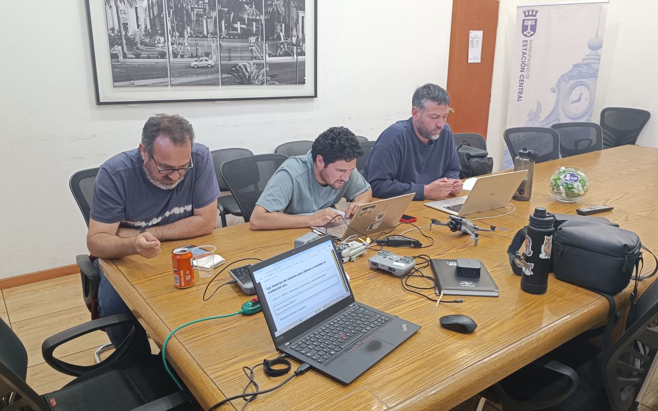 Equipo municipal repasando las materias del examen DGAC con sus apuntes