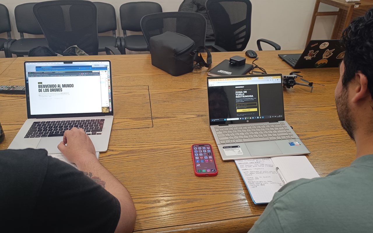 Alumno trabajando con el portal de AÉREO abierto en dos pantallas