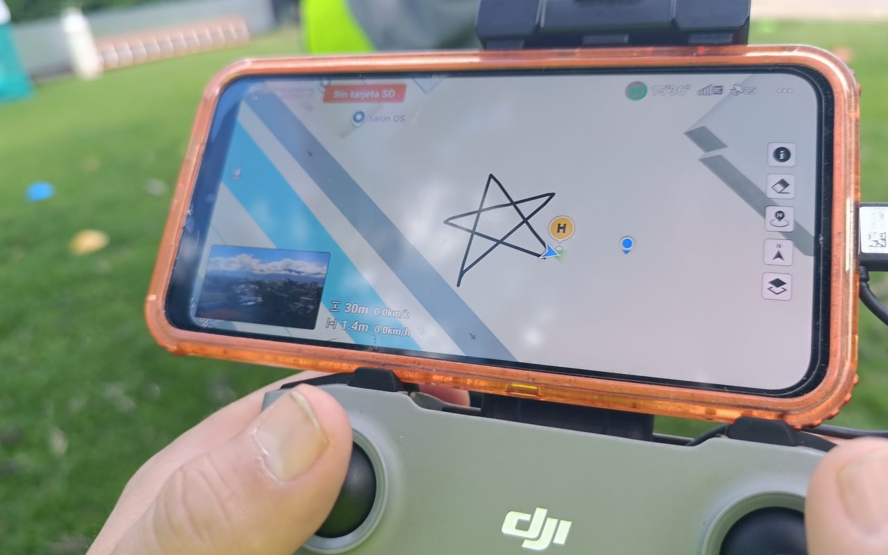La pantalla del mando con el circuito en estrella dibujado sobre el mapa