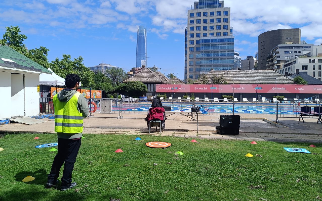 Alumno de AÉREO volando el dron sobre el circuito de conos en la cancha