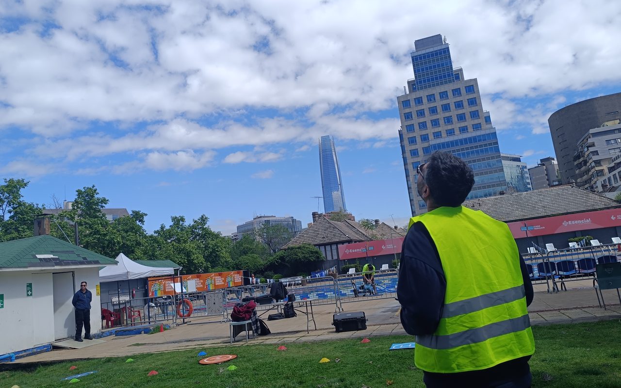 Alumno manteniendo contacto visual con el dron en Las Condes