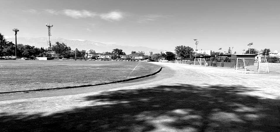 Canchas y áreas verdes del Stade Français con vista a la cordillera