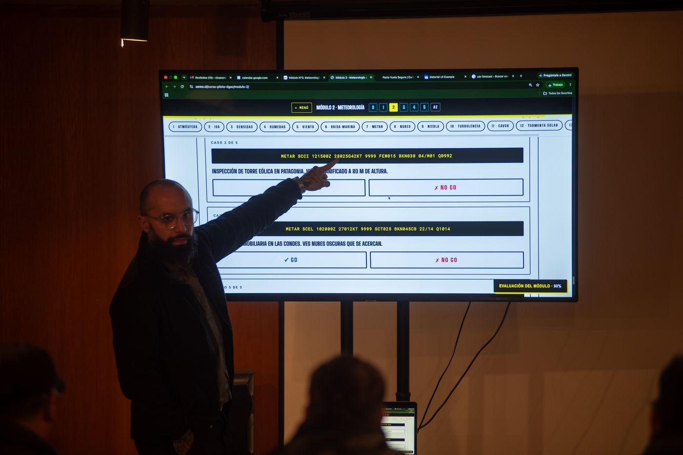 Instructor de AÉREO explicando la decisión GO o NO GO con METAR reales en el módulo de meteorología del curso