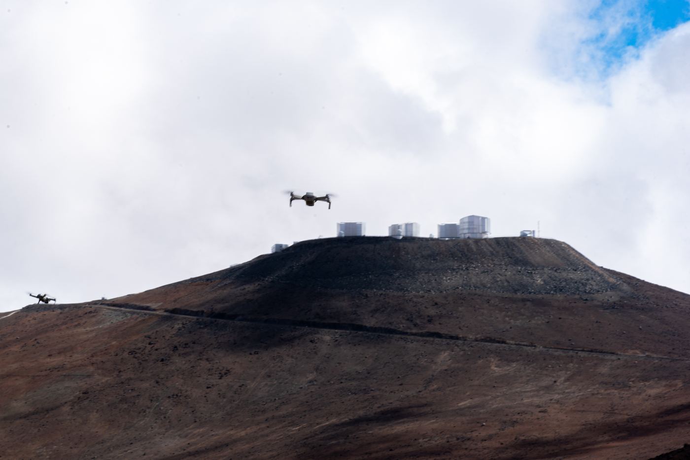 Dos drones en vuelo sobre la cumbre del observatorio Paranal