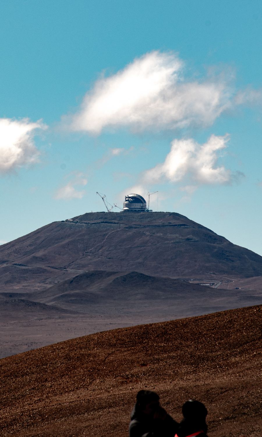 La cúpula del Extremely Large Telescope en construcción sobre el cerro Armazones, visto desde Paranal