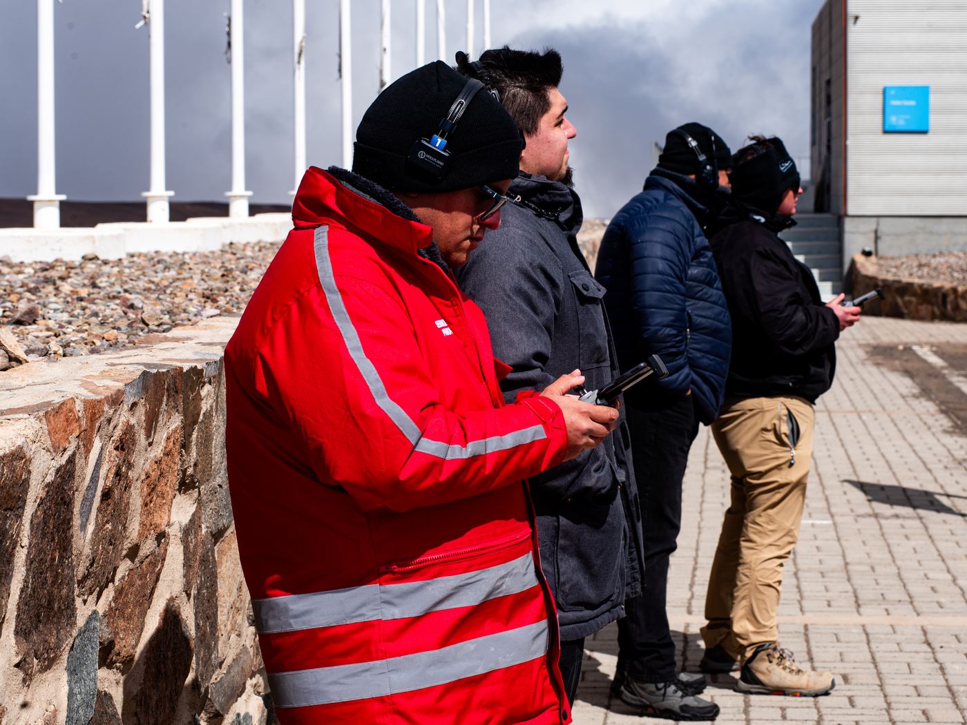 El equipo de seguridad de ISEG operando drones durante la capacitación de AÉREO en el Observatorio Paranal
